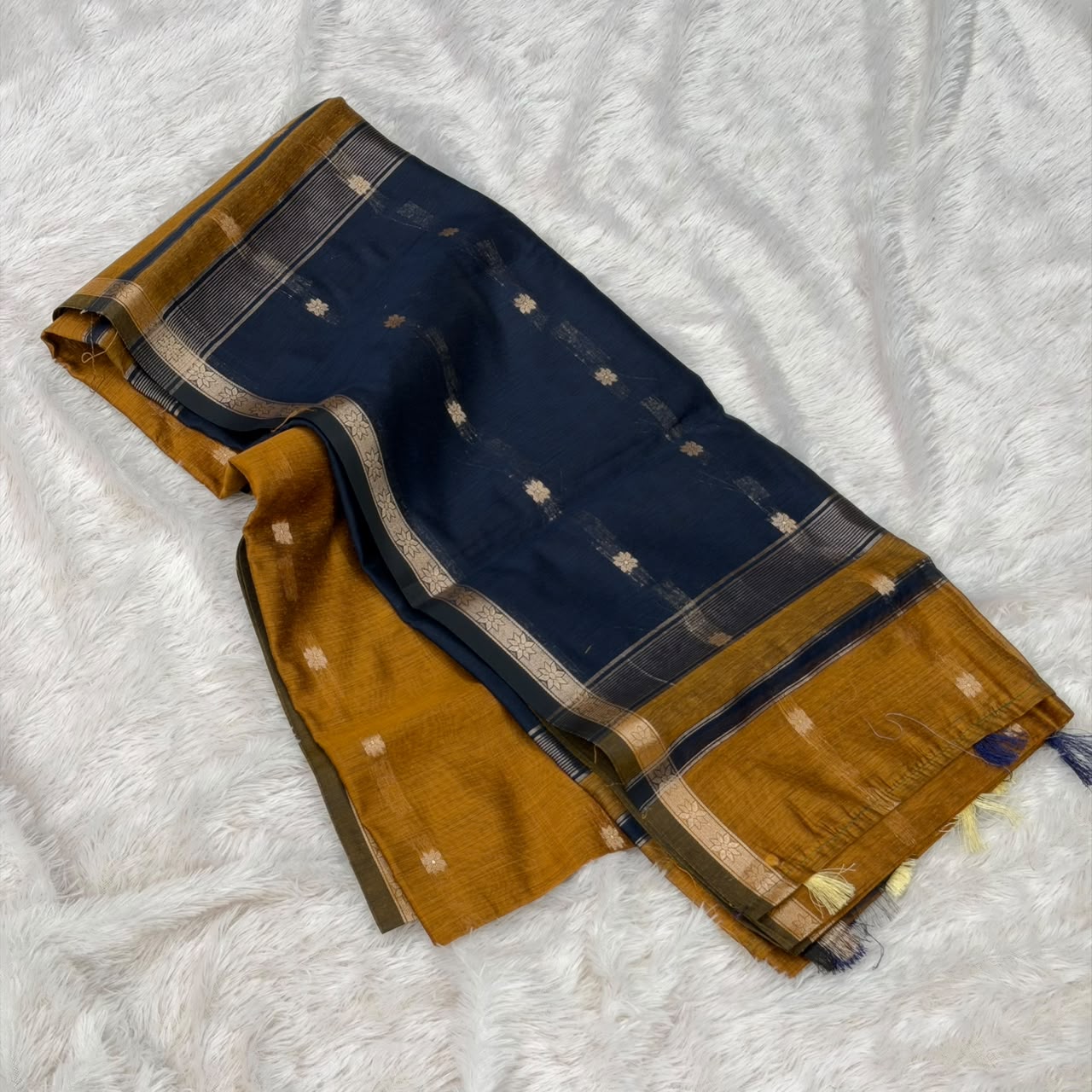 Small Design Maheshwari Saree - Jaggery