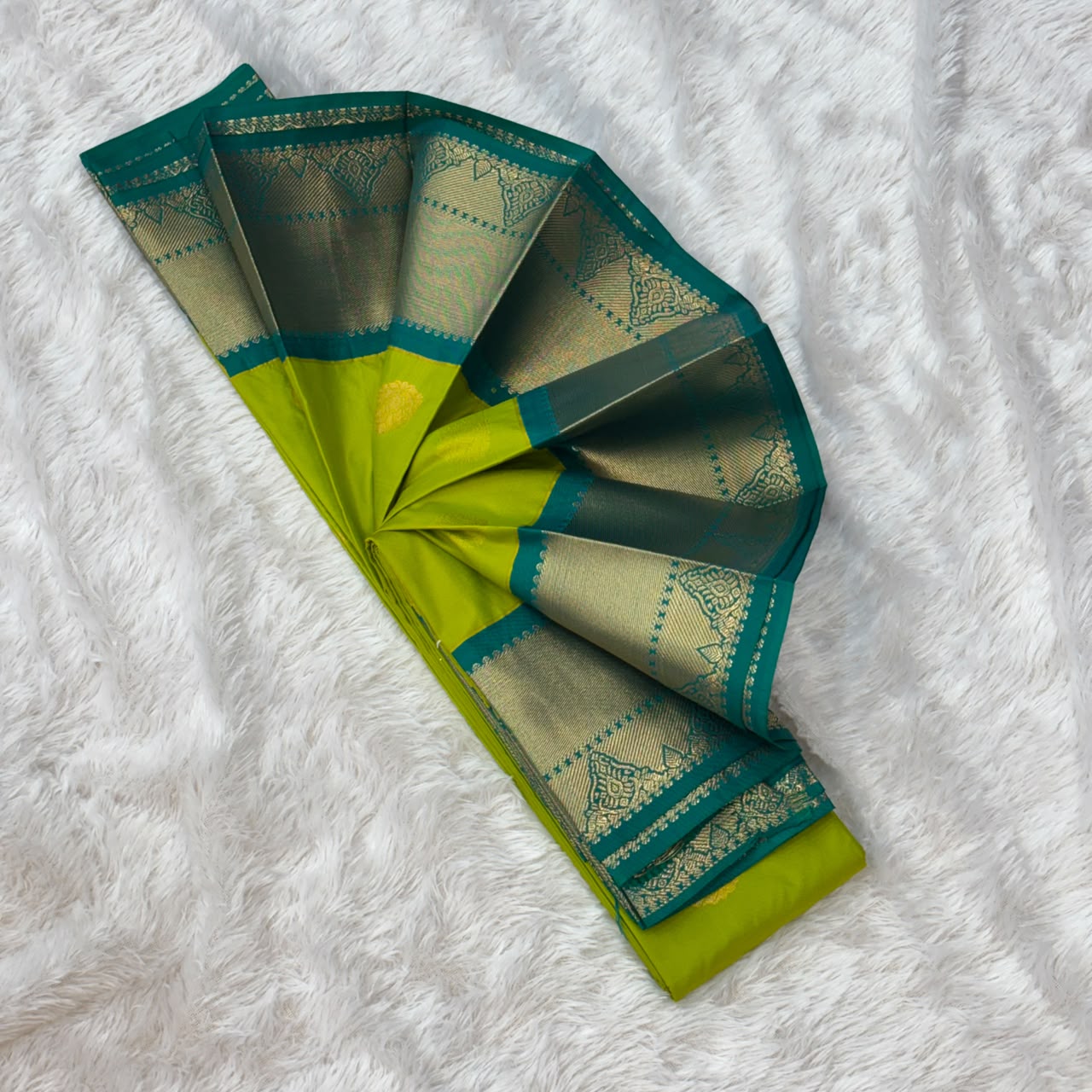 Silk Gadwal Saree -  Parrot Green With Morpankhi